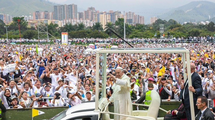 "Kościół nie jest nasz, jest Boga". 800 tys. wiernych na papieskiej mszy w Medellin