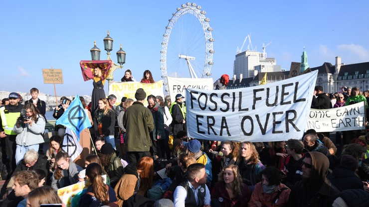 6 tys. demonstrujących zablokowało główne mosty w Londynie. Domagali się działań ws. zmian klimatu