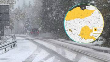 Droga pokryta śniegiem, po której jedzie samochód. W tle widoczne są drzewa. W prawym górnym rogu znajduje się mapa Polski z zaznaczonymi obszarami objętymi ostrzeżeniami IMGW przed śniegiem i oblodzeniem.