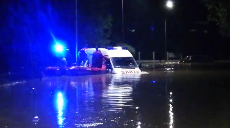 Powódź na Podkarpaciu. Wielka woda porwała wóz strażacki i busa