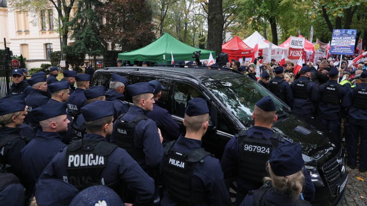 Awantura przed Trybunałem Konstytucyjnym. Trzy osoby zatrzymane