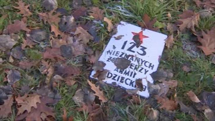 "Antyrosyjskie barbarzyństwo". Rosja oczekuje reakcji Polski na protest ws. profanacji cmentarza