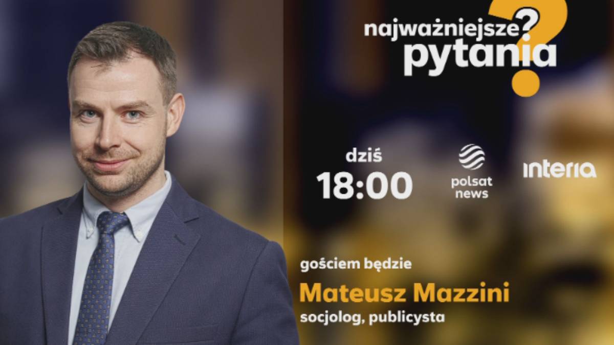Mężczyzna w garniturze i plansza z tytułem programu "Najważniejsze pytania" oraz informacją o gościu Mateuszu Mazzinim.