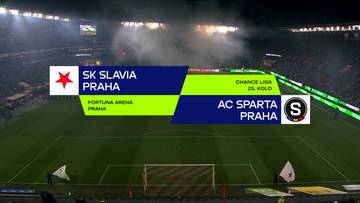 Grafika meczowa z informacją o spotkaniu Slavia Praga - Sparta Praga w ramach Chance Ligi, 25. kolejki. Na boisku piłkarskim widać bramkę i fragment trybun stadionu.