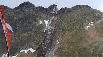 Szlak w Tatrach zamknięto, bo jest niebezpieczny, a turyści... idą, żeby to sprawdzić