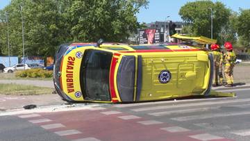 Karetka pędziła na sygnale. Nagle wylądowała na boku