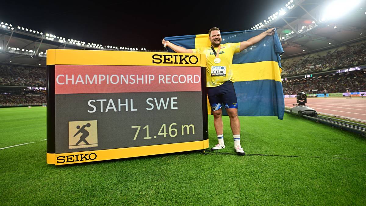 Dyskobol Daniel Stahl z flagą Szwecji, świętujący rekord mistrzostw 71.46m