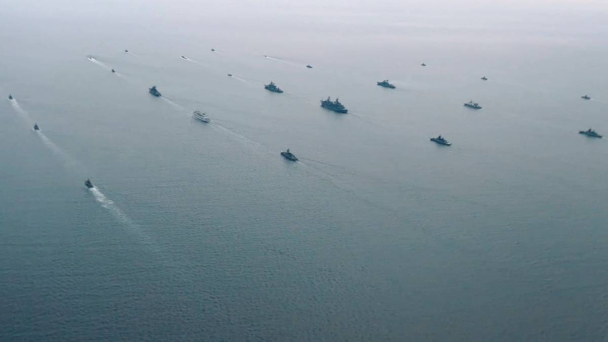 Flota wielu statk&oacute;w pływających po morzu.