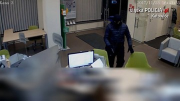 Ujawniono nagranie z napadu na bank w Katowicach. Przestępca ucieka i gubi pieniądze