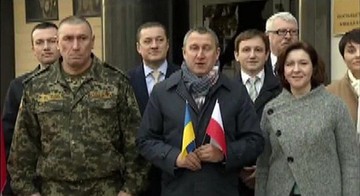 Ukraińscy dyplomaci śpiewają polski hymn