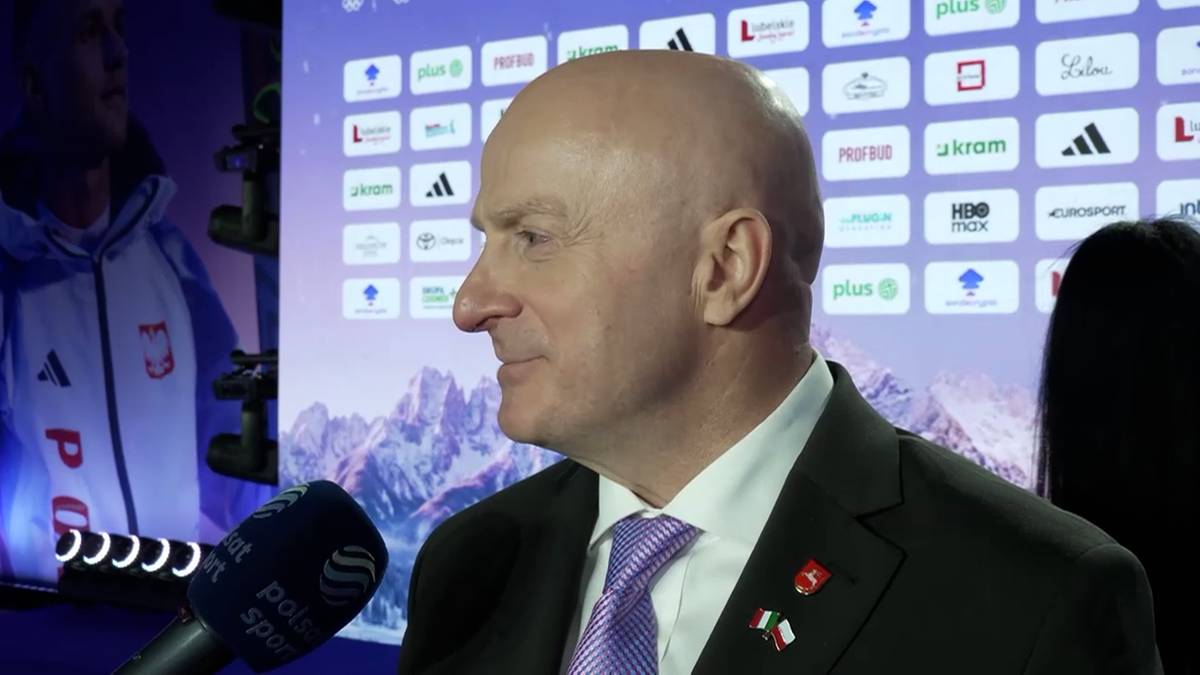 Marszałek wojew&oacute;dztwa lubelskiego Jarosław Stawiarski przemawia do mikrofonu.