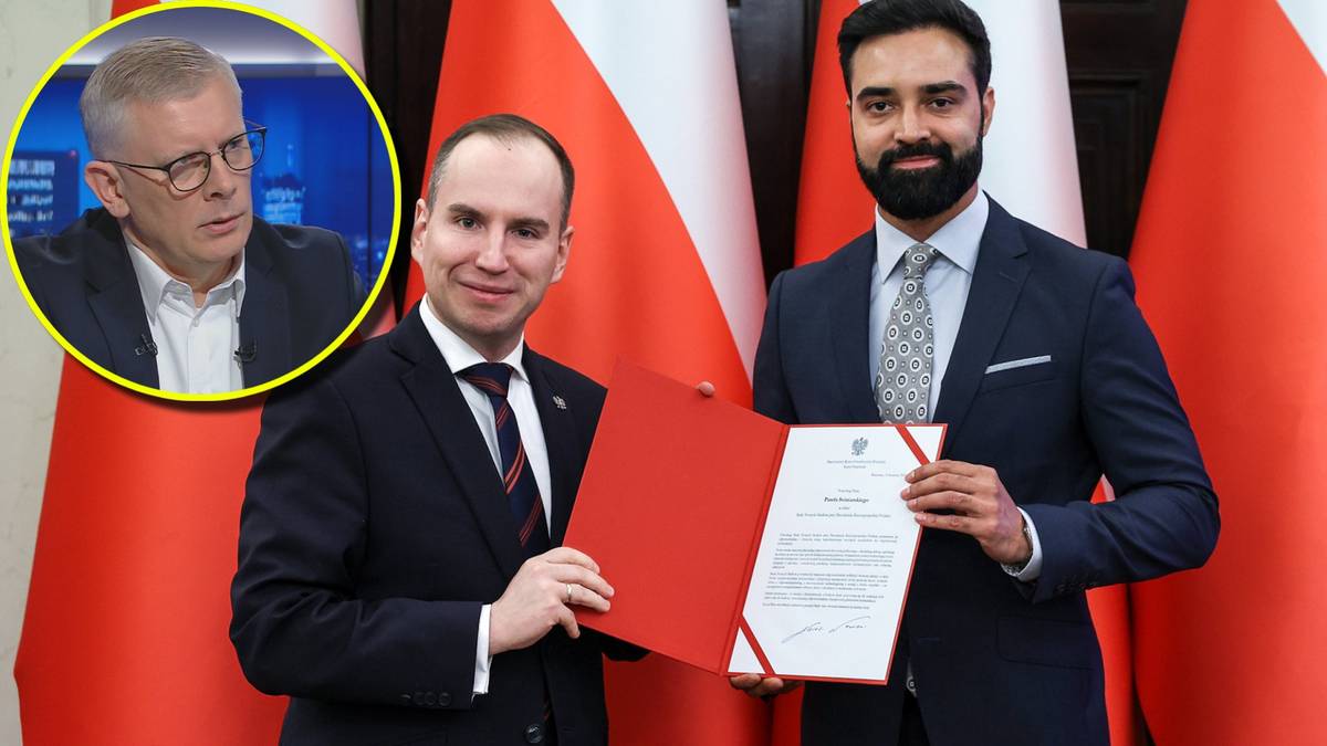 Dw&oacute;ch mężczyzn w garniturach i jeden mężczyzna w okularach na zdjęciu ilustracyjnym.