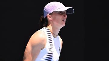 Portret tenisistki Igi Świątek w stroju sportowym.