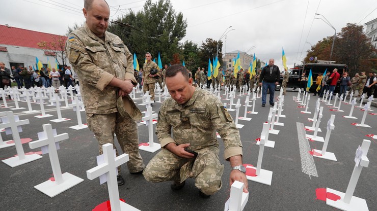 Ukraina: 366 krzyży pamięci ofiar walk pod Iłowajskiem przed ambasadą Rosji w Kijowie