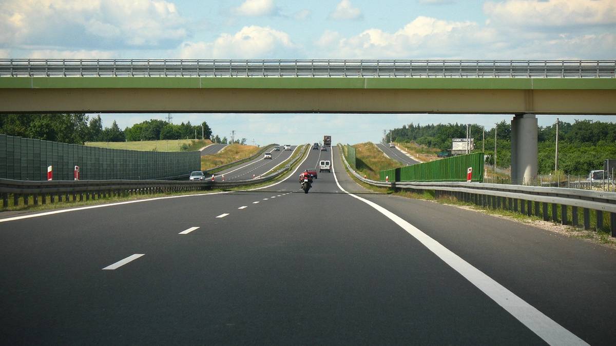 Gmina Kościan. Jechał rowerem po ekspresówce. Tak kazał mu GPS