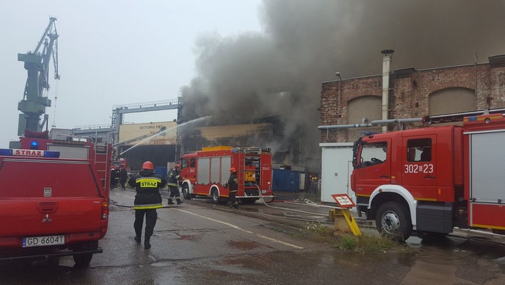 Opanowano pożar hali na terenach stoczniowych w centrum Gdańska
