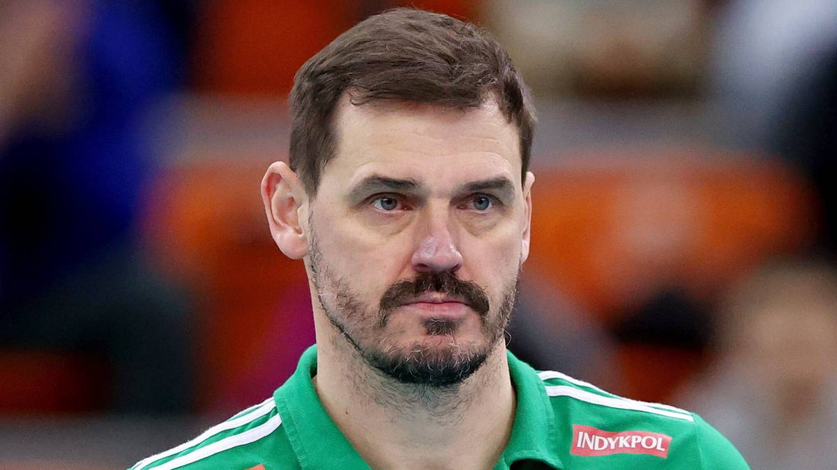 Trener siatkarskiej drużyny Indykpol AZS Olsztyn w zielonej koszulce.