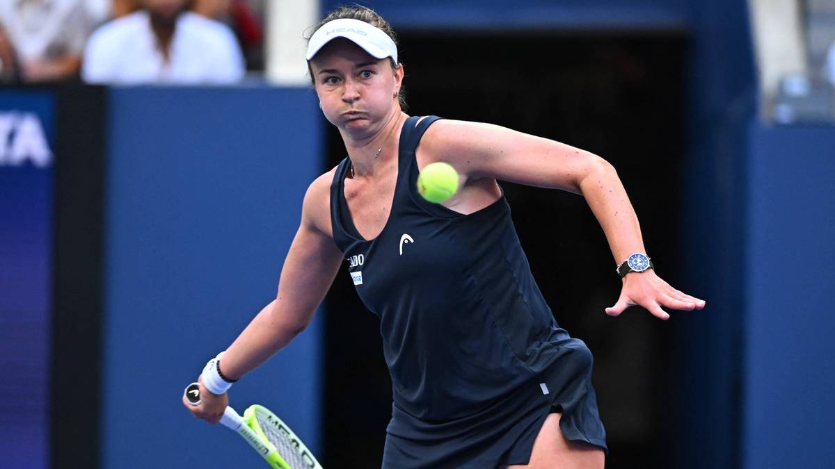 Tenisistka Barbora Krejcikova serwuje piłkę podczas meczu.