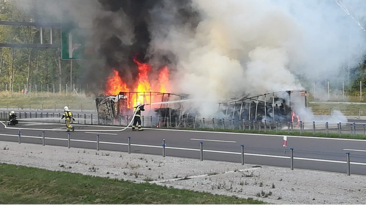 Przewróciła się i zapaliła ciężarówka na obwodnicy Lublina