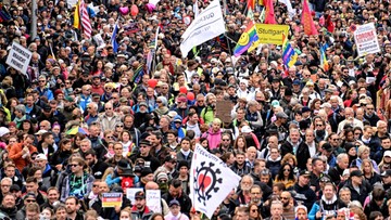 Tysiące koronasceptyków w Stuttgarcie. Protestowali przeciwko obostrzeniom