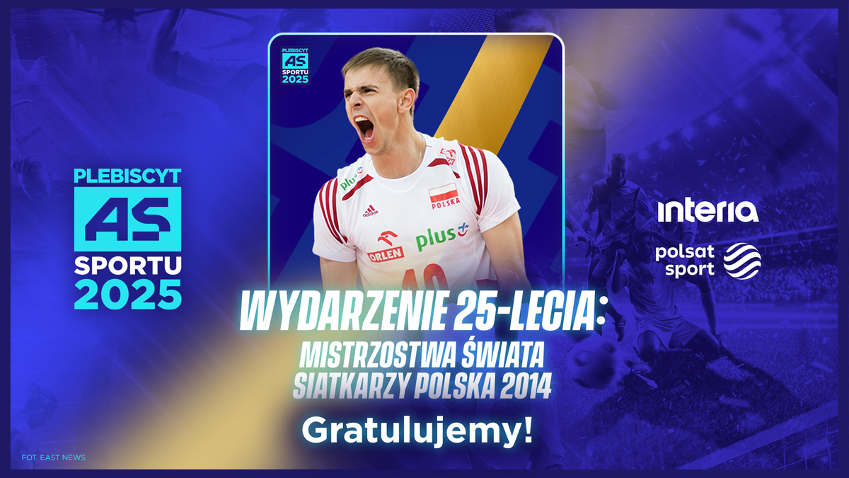Siatkarz w biało-czerwonej koszulce z uniesionymi rękami w geście triumfu, na tle grafiki związanej z plebiscytem "As Sportu 2025" i logotypami Polsat Sport oraz Interia.