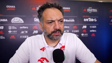 Stefano Lavarini, trener reprezentacji Polski w siatk&oacute;wce, w białej koszulce z czerwonymi elementami.