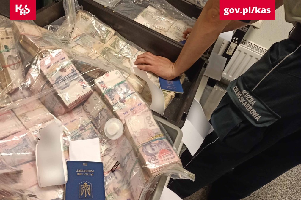 W bagażach czterech podróżnych znaleziono znaczne ilości gotówki