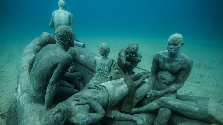 Rzeźba uchodźców pod wodą. Artyści oddają hołd ofiarom kryzysu migracyjnego