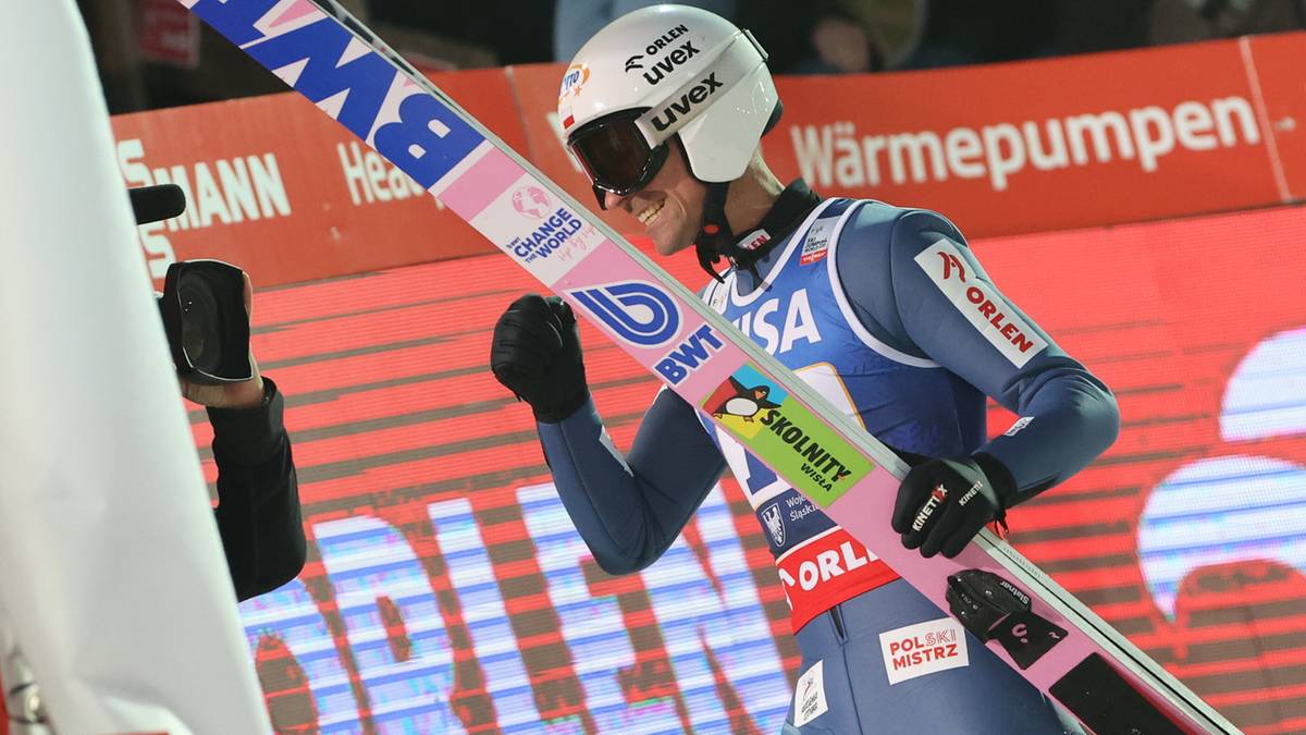 Skoczek narciarski w kombinezonie USA z różowymi nartami BWT.