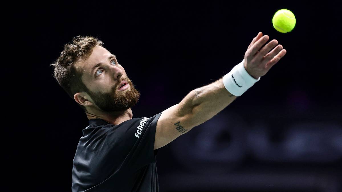 Tenisista przygotowuje się do serwisu z piłką tenisową w dłoni