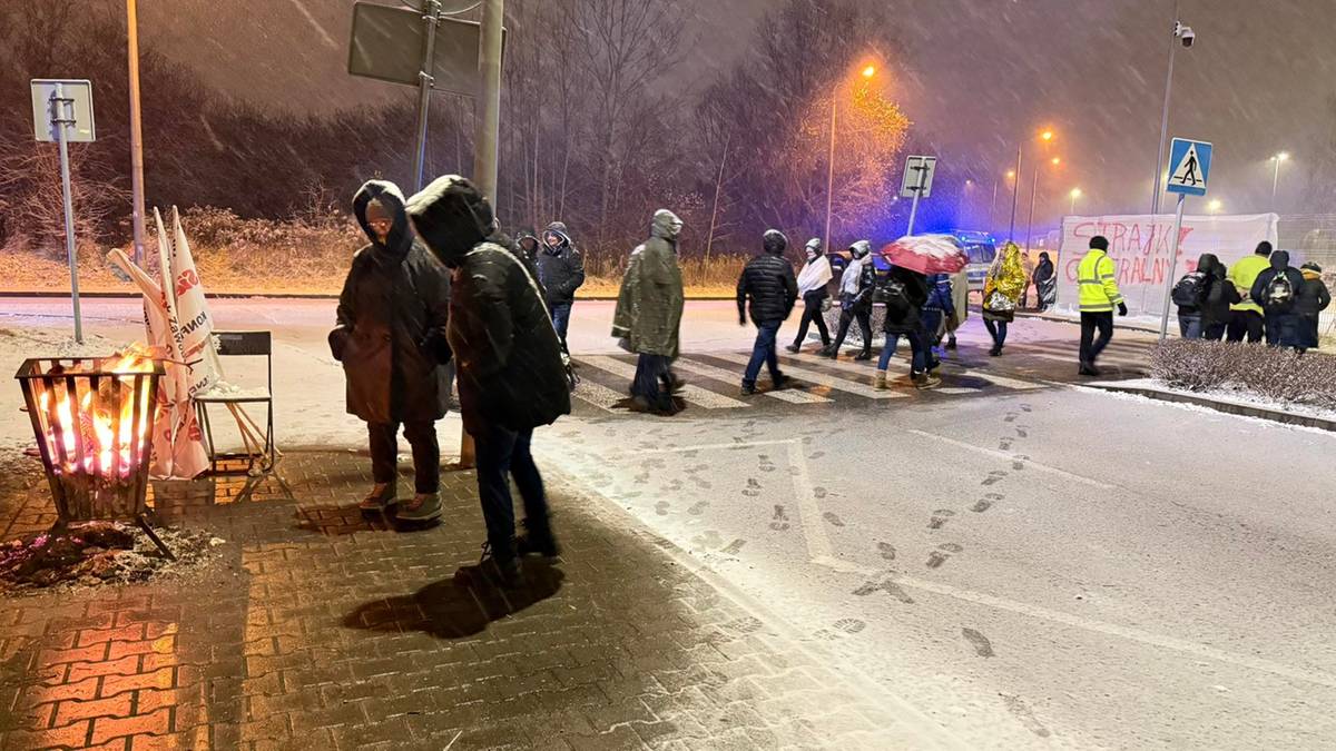 Groźny incydent podczas strajku w Valeo. Z helikoptera zerwał się ładunek