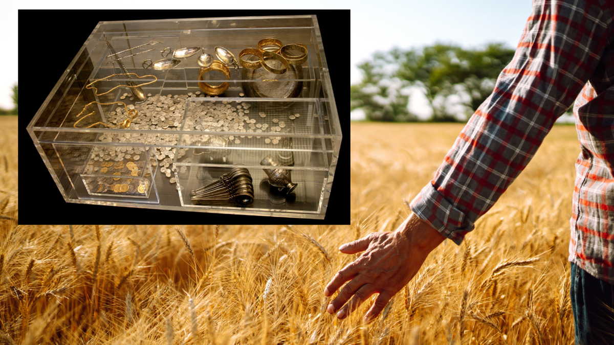 Przezroczysta skrzynia wypełniona złotymi i srebrnymi monetami oraz elementami biżuterii.