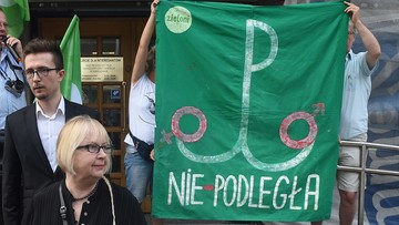 Ruszył proces trojga aktywistów "Zielonych" ws. znieważenia znaku Polski Walczącej