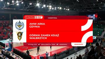 Wynik meczu koszyk&oacute;wki: AMW Arka Gdynia kontra G&oacute;rnik Zamek Książ Wałbrzych. Na ekranie widoczne są nazwy drużyn, logotypy klub&oacute;w oraz fragment hali sportowej z boiskiem.