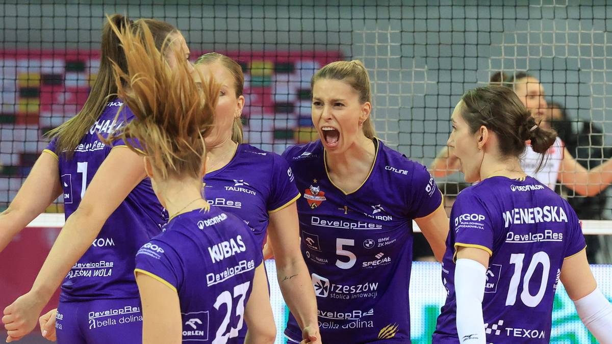 Siatkarki w fioletowych strojach podczas meczu.