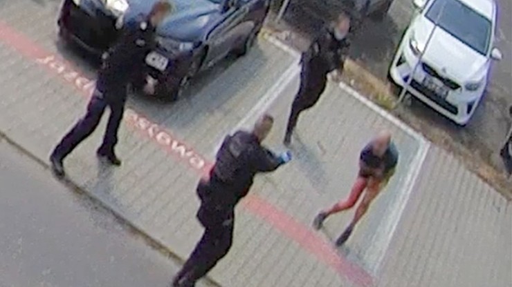 Poznań. Policjanci strzelali z bliskiej odległości do schizofrenika. Trafili pięć razy