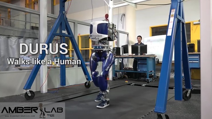 Ten robot porusza się jak człowiek. "Kręci" biodrami