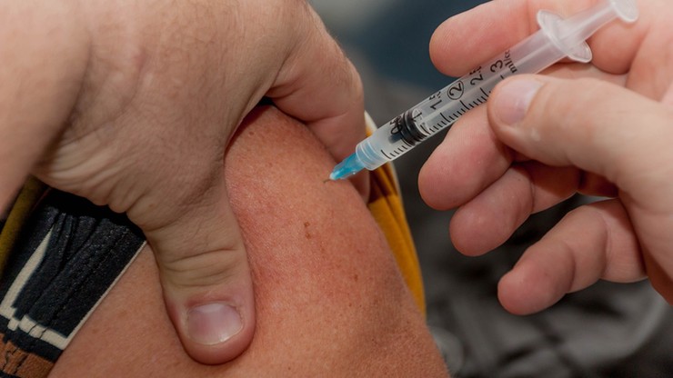 KE podpisała umowę na szczepionkę przeciw Covid-19. Zwalnia producenta z części odpowiedzialności