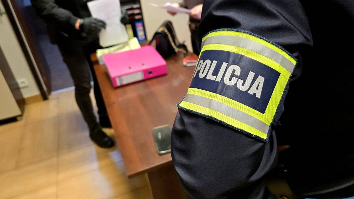 Zabierali dokumenty i zmuszali do pracy. Śląska policja rozbiła gang handlujący cudzoziemcami