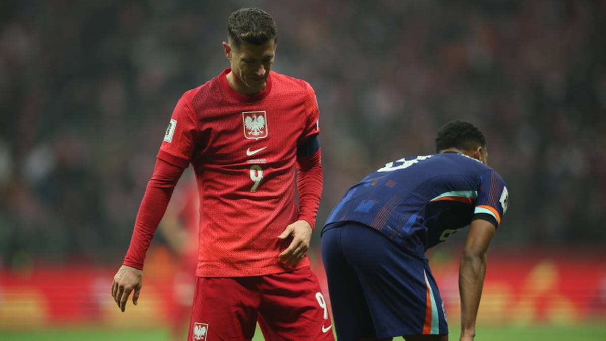 Robert Lewandowski w koszulce reprezentacji Polski na boisku piłkarskim