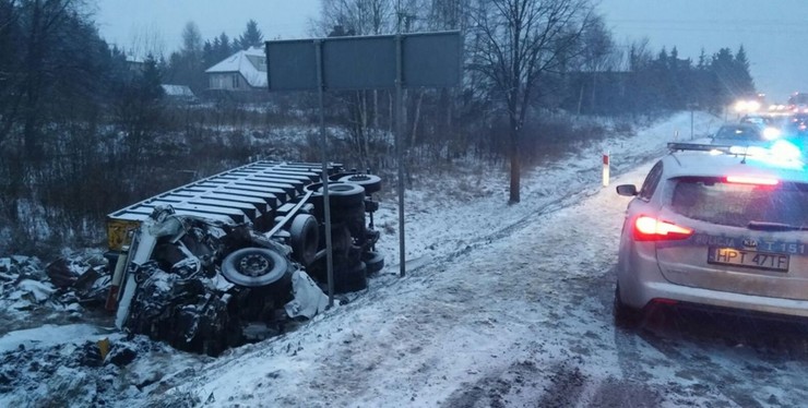 DK nr. 51. 69-letni kierowca, którego ciężarówka wpadła do rowu, nie przeżył wypadku.