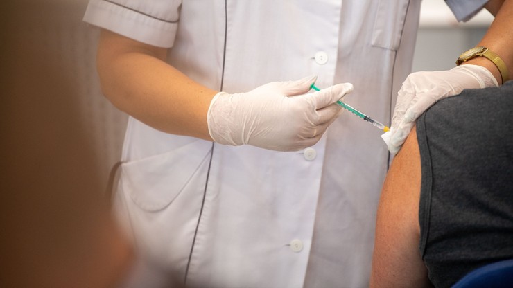 Obowiązkowe szczepienia przeciw COVID-19 dla medyków. "Poważnie rozważamy"