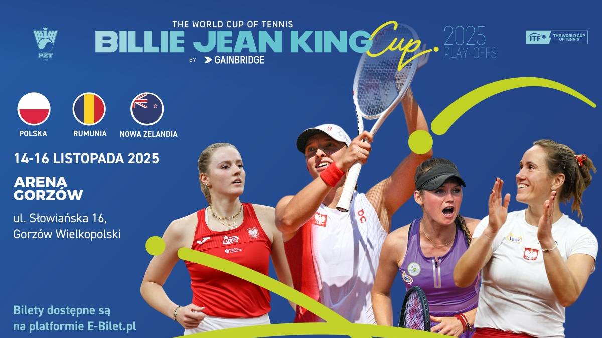 Cztery tenisistki, z kt&oacute;rych trzy mają na sobie stroje z biało-czerwonymi elementami, pozują do zdjęcia na tle grafiki promującej Billie Jean King Cup 2025 w Gorzowie Wielkopolskim.