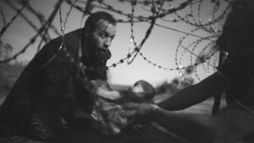Fotografia uchodźcy przekazującego dziecko wygrała konkurs World Press Photo