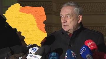 Wiceminister spraw wewnętrznych i administracji Wiesław Szczepański przemawia do dziennikarzy na tle mapy Polski z zaznaczonymi obszarami objętymi ostrzeżeniami pogodowymi.