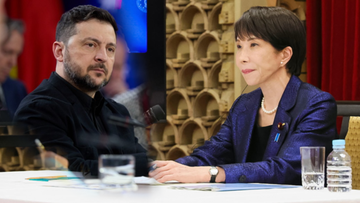 Wołodymyr Zełenski i japońska polityk siedzący przy stole.