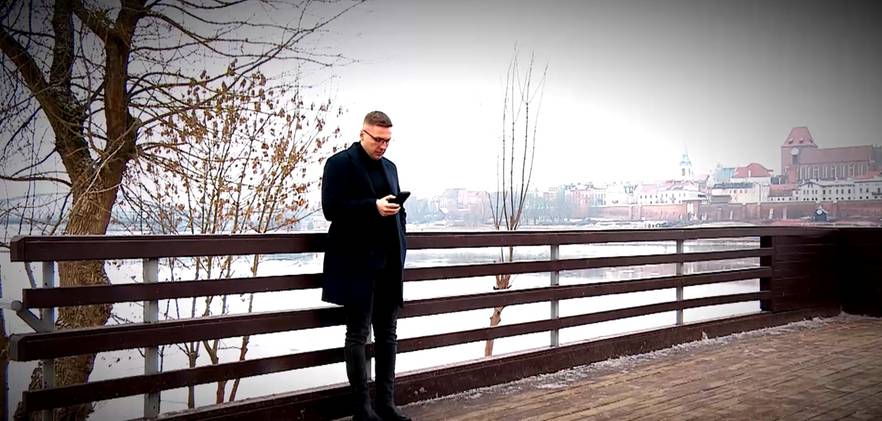 On, one i prokuratura. Miłosny trójkąt z oskarżeniami w tle.