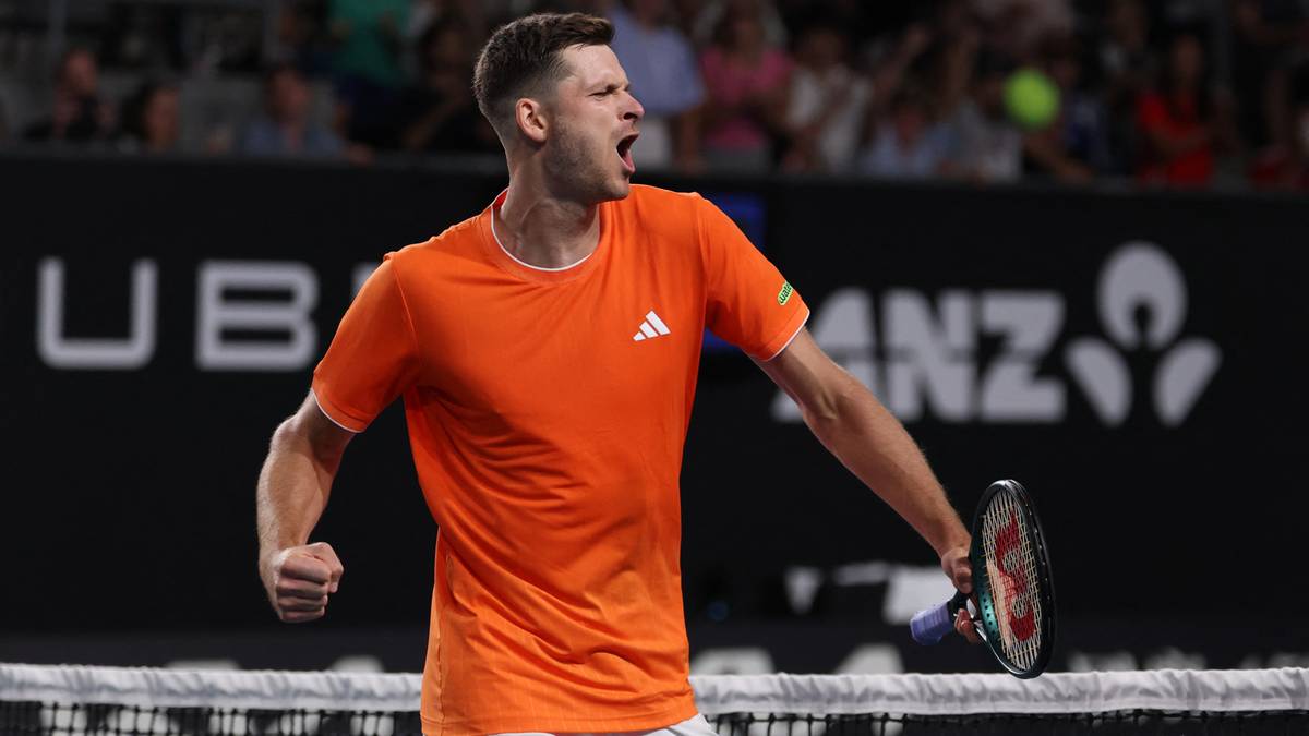 Hubert Hurkacz świętuje zdobycie punktu podczas meczu Australian Open.