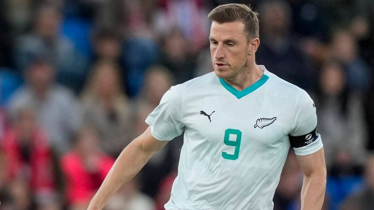 Dwóch piłkarzy w akcji podczas meczu piłki nożnej, jeden z nich to Chris Wood w stroju Nottingham Forest