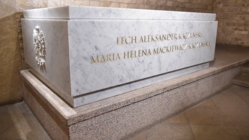 Sarkofag Lecha i Marii Kaczyńskich po pogrzebie tonie w kwiatach